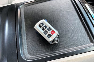 2017 Toyota Sienna XLE 8 Passenger
