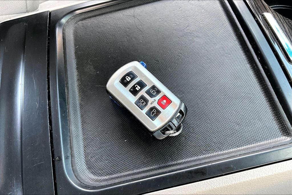 2017 Toyota Sienna XLE 8 Passenger