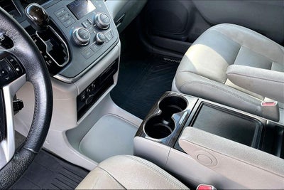 2017 Toyota Sienna XLE 8 Passenger