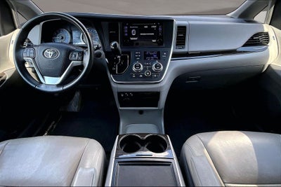 2017 Toyota Sienna XLE 8 Passenger