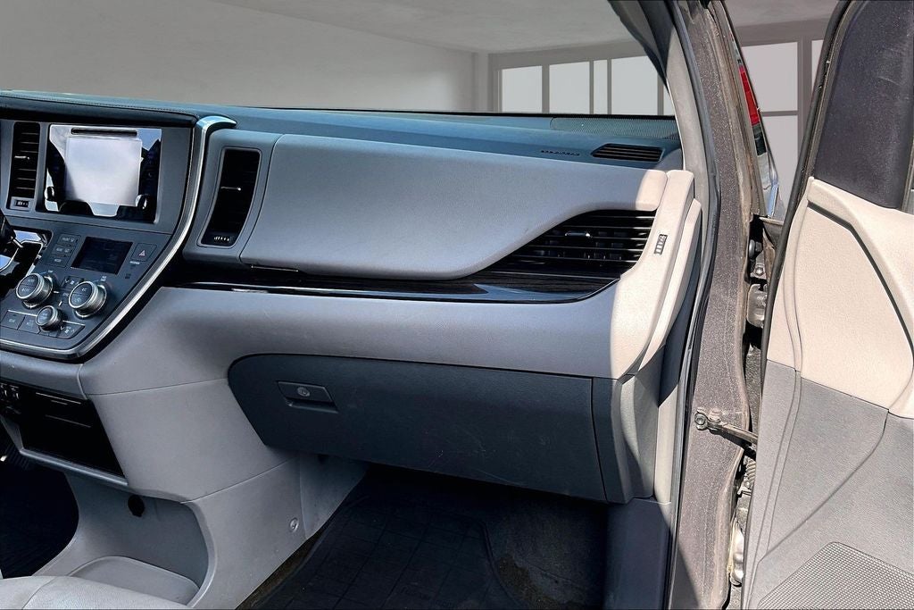 2017 Toyota Sienna XLE 8 Passenger