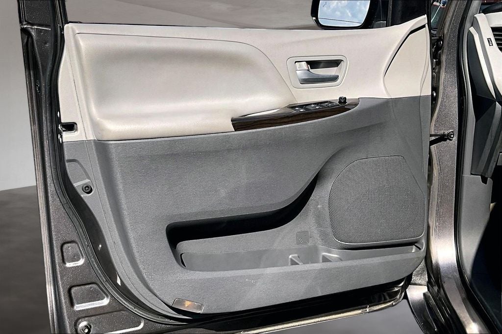 2017 Toyota Sienna XLE 8 Passenger