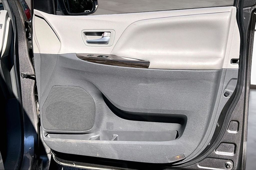 2017 Toyota Sienna XLE 8 Passenger
