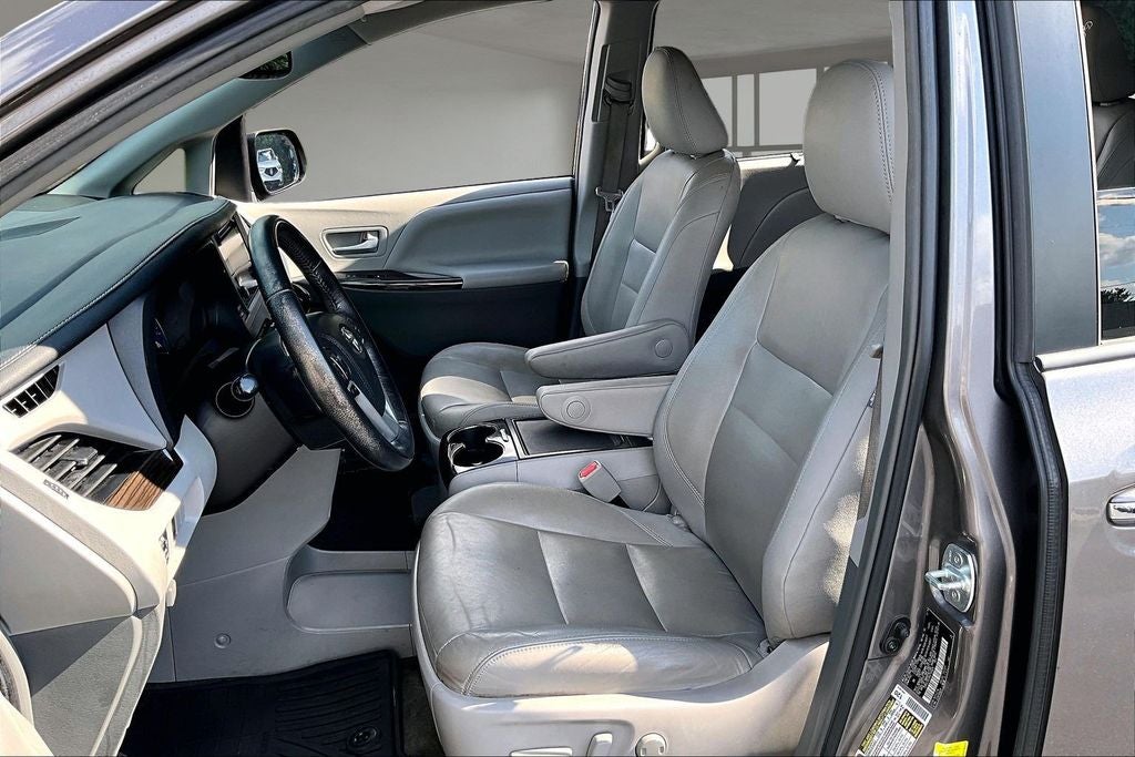 2017 Toyota Sienna XLE 8 Passenger
